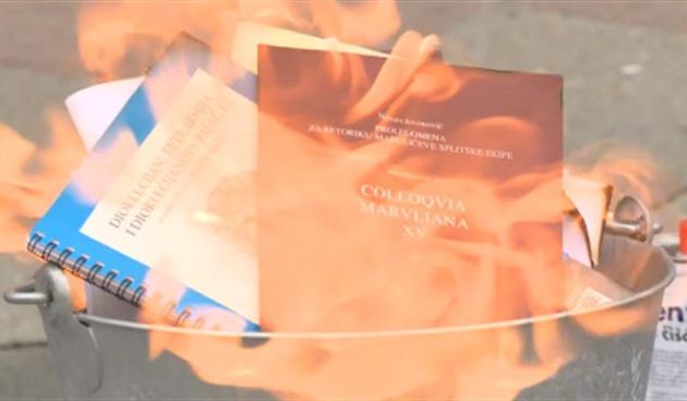 Demonstrativno spalili svoje znanstvene radove, foto: screenshot youtube
