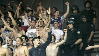 Zagreb, 050610.
KC Drazen Petrovic.
Trg Drazena Petrovica 3.
3. kosarkaska utakmica finala doigravanja izmedju Cibone i Zadra.
Na slici: Navijaci Zadra okruzeni policajcima.
Foto: Goran Mehkek / CROPIX Zagreb, 050610.
KC Drazen Petrovic.
Trg Drazena Petrovica 3.
3. kosarkaska utakmica finala doigravanja izmedju Cibone i Zadra.
Na slici: Navijaci Zadra okruzeni policajcima.
Foto: Goran Mehkek / CROPIX
