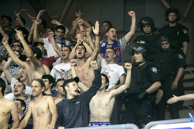 Zagreb, 050610.
KC Drazen Petrovic.
Trg Drazena Petrovica 3.
3. kosarkaska utakmica finala doigravanja izmedju Cibone i Zadra.
Na slici: Navijaci Zadra okruzeni policajcima.
Foto: Goran Mehkek / CROPIX Zagreb, 050610.
KC Drazen Petrovic.
Trg Drazena Petrovica 3.
3. kosarkaska utakmica finala doigravanja izmedju Cibone i Zadra.
Na slici: Navijaci Zadra okruzeni policajcima.
Foto: Goran Mehkek / CROPIX