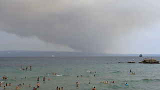 Split, 140711.
Veliki pozar na Bracu u predjelu Blaca. Gusti tamni dim prekrio i veliki dio Splita pa se pepeo moze vidjeti kako leti gradom.
Na slici: pozar snimljen sa kupalista Bacvice u Splitu.
Foto: Jadran Babic / CROPIX Split, 140711.
Veliki pozar na Bracu u predjelu Blaca. Gusti tamni dim prekrio i veliki dio Splita pa se pepeo moze vidjeti kako leti gradom.
Na slici: pozar snimljen sa kupalista Bacvice u Splitu.
Foto: Jadran Babic / CROPIX