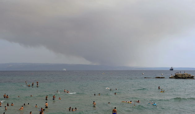 Split, 140711.
Veliki pozar na Bracu u predjelu Blaca. Gusti tamni dim prekrio i veliki dio Splita pa se pepeo moze vidjeti kako leti gradom.
Na slici: pozar snimljen sa kupalista Bacvice u Splitu.
Foto: Jadran Babic / CROPIX