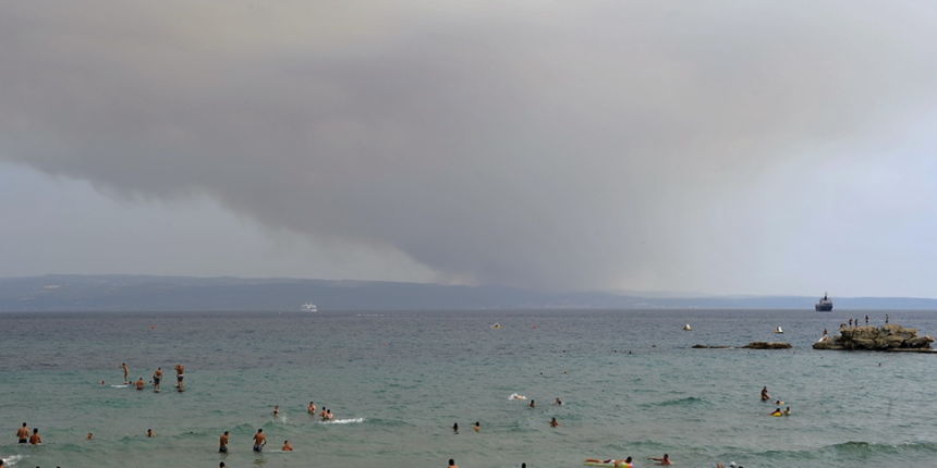 Split, 140711.
Veliki pozar na Bracu u predjelu Blaca. Gusti tamni dim prekrio i veliki dio Splita pa se pepeo moze vidjeti kako leti gradom.
Na slici: pozar snimljen sa kupalista Bacvice u Splitu.
Foto: Jadran Babic / CROPIX