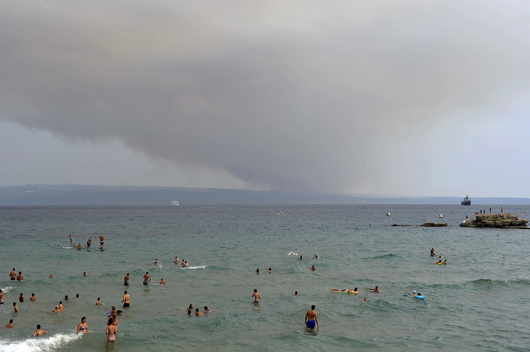 Split, 140711.
Veliki pozar na Bracu u predjelu Blaca. Gusti tamni dim prekrio i veliki dio Splita pa se pepeo moze vidjeti kako leti gradom.
Na slici: pozar snimljen sa kupalista Bacvice u Splitu.
Foto: Jadran Babic / CROPIX Split, 140711.
Veliki pozar na Bracu u predjelu Blaca. Gusti tamni dim prekrio i veliki dio Splita pa se pepeo moze vidjeti kako leti gradom.
Na slici: pozar snimljen sa kupalista Bacvice u Splitu.
Foto: Jadran Babic / CROPIX