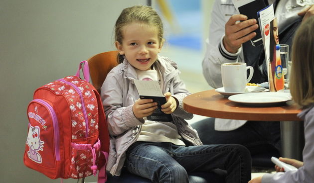 Zagreb, 250912.
Zracna luka Zagreb.
Jutros je iz zagrebacke zracne luke s roditeljima otputovala djevojcica Stephanie Milda (5), koja boluje od teske malformacije mozga.
Za operaciju u Chicagu humanitarnim akcijama i dobrovoljnim prilozima prikupljeno je