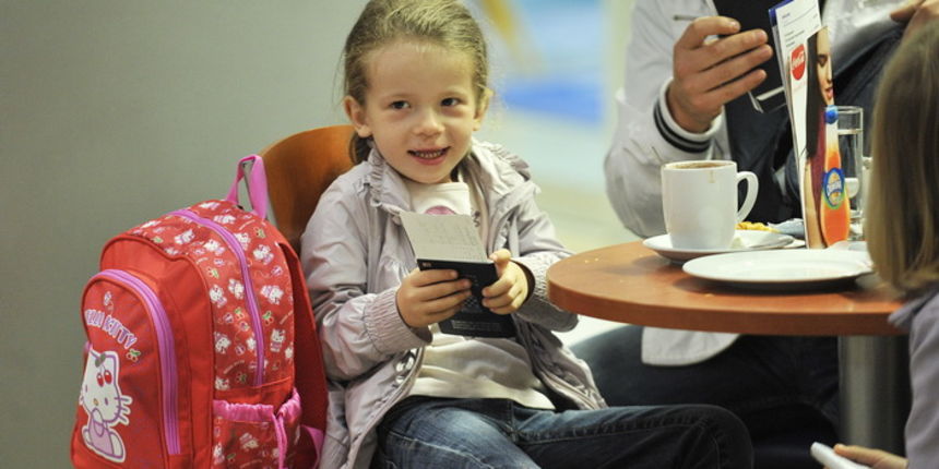 Zagreb, 250912.
Zracna luka Zagreb.
Jutros je iz zagrebacke zracne luke s roditeljima otputovala djevojcica Stephanie Milda (5), koja boluje od teske malformacije mozga.
Za operaciju u Chicagu humanitarnim akcijama i dobrovoljnim prilozima prikupljeno je Zagreb, 250912.
Zracna luka Zagreb.
Jutros je iz zagrebacke zracne luke s roditeljima otputovala djevojcica Stephanie Milda (5), koja boluje od teske malformacije mozga.
Za operaciju u Chicagu humanitarnim akcijama i dobrovoljnim prilozima prikupljeno je