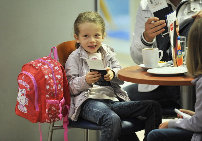 Zagreb, 250912.
Zracna luka Zagreb.
Jutros je iz zagrebacke zracne luke s roditeljima otputovala djevojcica Stephanie Milda (5), koja boluje od teske malformacije mozga.
Za operaciju u Chicagu humanitarnim akcijama i dobrovoljnim prilozima prikupljeno je