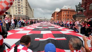 Hrvatski navijači u centru Moskve razvili divovsku zastavu Hrvatski navijači u centru Moskve razvili divovsku zastavu