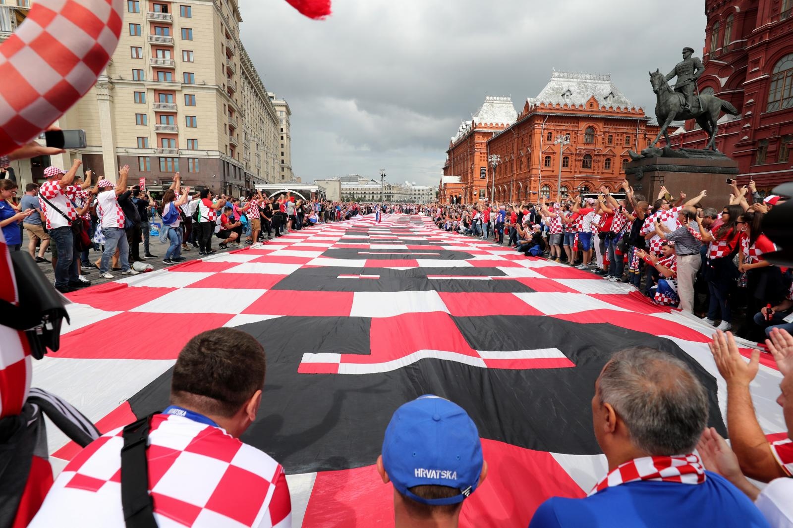 Hrvatski navijači u centru Moskve razvili divovsku zastavu Hrvatski navijači u centru Moskve razvili divovsku zastavu