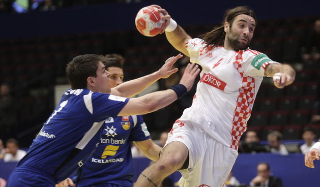 Bec, 250110. EURO 2010 u rukometu.  Utakmica 1.kola polufinalne grupe 1: Hrvatske – Island. Na fotografiji: Ivano Balic,  Aron Atlason. Foto: Nenad Dugi / Cropix
