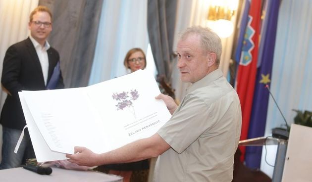 Željko Peratović dobio je nagradu za istraživacko novinarstvo. Photo: Željko Lukunić/PIXSELL