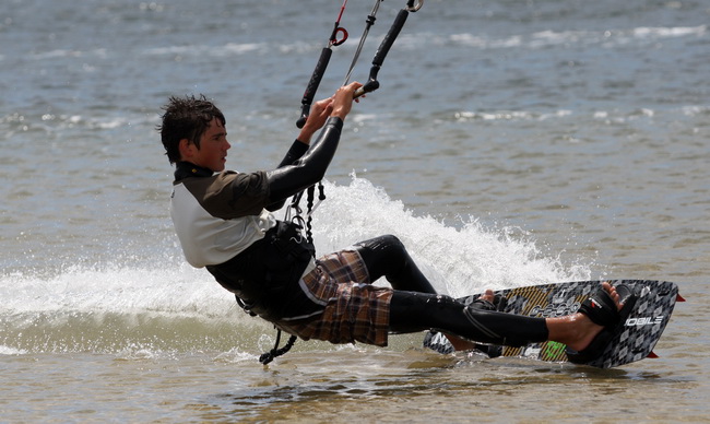 Zadar, 230610.
Bura na podrucju Nina najvise razveseli surfere i kitere koji uzivaju surfajuci okolnim plazama.
Foto : Vladimir Ivanov / CROPIX