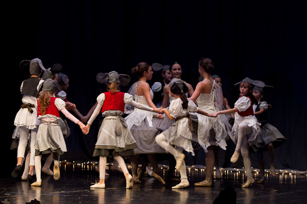 Plesna čestitka Zadarskog plesnog ansambla, Foto: Leo Banić Plesna čestitka Zadarskog plesnog ansambla, Foto: Leo Banić