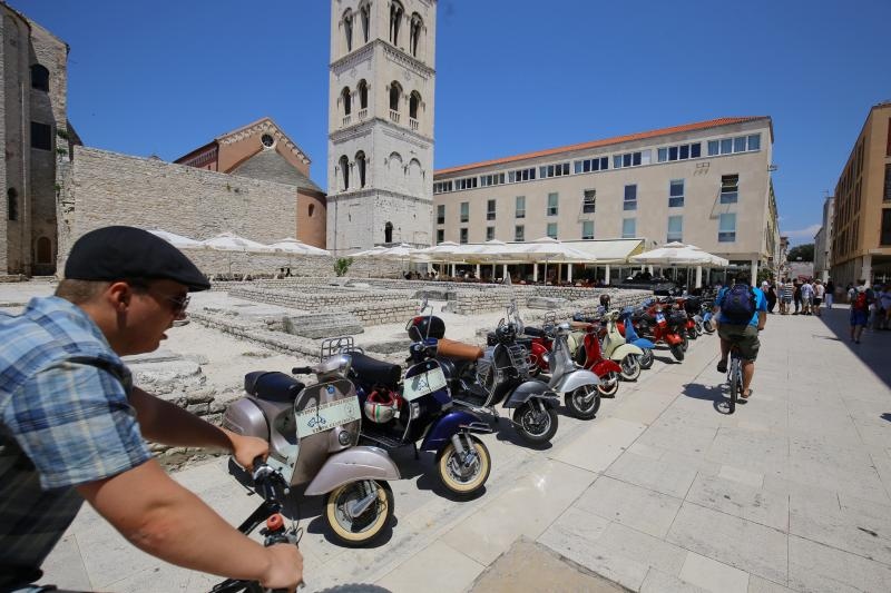 Vespaši izložili “ljubimce” ispred crkve sv. Donata, foto: Filip Brala/PIXSELL Vespaši izložili “ljubimce” ispred crkve sv. Donata, foto: Filip Brala/PIXSELL