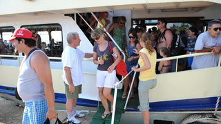 Zadar, 210710.
Mjestani zadarskog predjela Puntamika prosvjedovali su na molu svoje plaze trazeci od vlasnika broda Leut gospodina Toncija Jureska da vise ne iskrcava turiste na njihovom molu jer tako dovodi u opasnost kupace i ostecuje mol. U trenutku ka