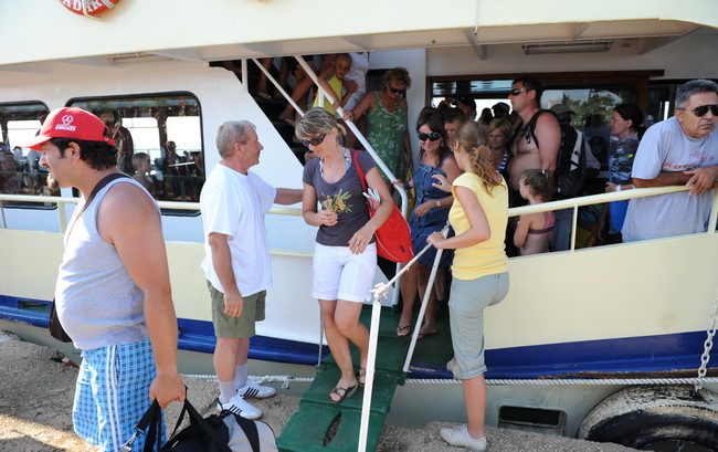 Zadar, 210710.
Mjestani zadarskog predjela Puntamika prosvjedovali su na molu svoje plaze trazeci od vlasnika broda Leut gospodina Toncija Jureska da vise ne iskrcava turiste na njihovom molu jer tako dovodi u opasnost kupace i ostecuje mol. U trenutku ka