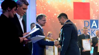 Zrakoplovnoj bazi Zemunik uručeno priznanje “Čovjek-ključ uspjeha u turizmu” Zrakoplovnoj bazi Zemunik uručeno priznanje “Čovjek-ključ uspjeha u turizmu”