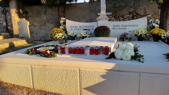 Uoči blagdana Svih svetih brojni su Zadrani posjetili Gradsko groblje i uredili počivališta najmilijih i okitili ih cvijećem, Foto: M. Malik Uoči blagdana Svih svetih brojni su Zadrani posjetili Gradsko groblje i uredili počivališta najmilijih i okitili ih cvijećem, Foto: M. Malik