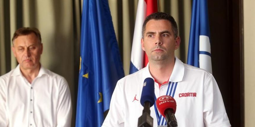 06.07.2015., Zagreb – Svecani docek kosarkasa do 19 godina koji su na svjetskom prvenstvu u Grckoj osvojili srebrnu medalju. Ante Nazor. Photo: Goran Stanzl/PIXSELL 06.07.2015., Zagreb – Svecani docek kosarkasa do 19 godina koji su na svjetskom prvenstvu u Grckoj osvojili srebrnu medalju. Ante Nazor. Photo: Goran Stanzl/PIXSELL