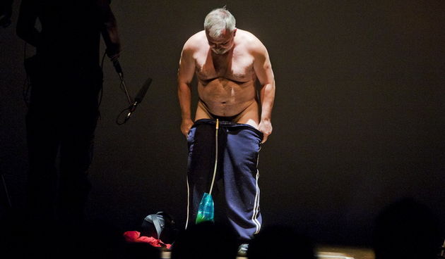 Zagreb, 230912.
Veceras je u KD Vatroslav Lisinski premijerno izvedena predstava Montazstroja 55+ u kojoj volonterski glumi 55 anonimaca starijih od 55 godina.
Foto: Neja Markicevic / CROPIX