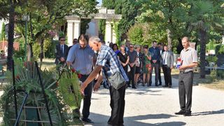 Povodom Dana pobjede kod središnjeg križa na Gradskom groblju položeni vijenci Povodom Dana pobjede kod središnjeg križa na Gradskom groblju položeni vijenci