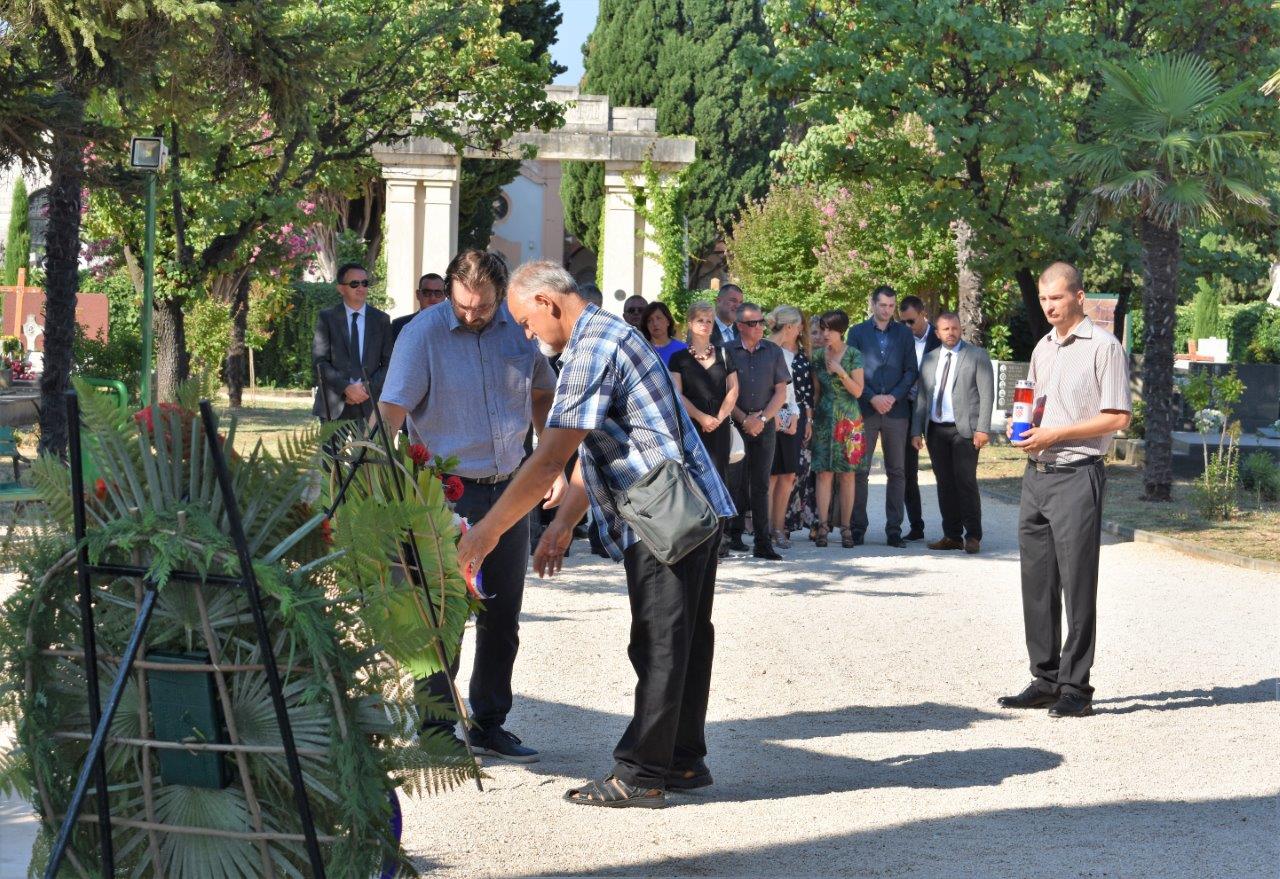 Povodom Dana pobjede kod središnjeg križa na Gradskom groblju položeni vijenci Povodom Dana pobjede kod središnjeg križa na Gradskom groblju položeni vijenci