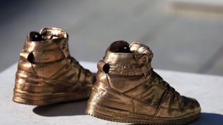 Brončane tenisice Dražena Petrovića postavljene na istoimeni šibenski trg, Foto: Duško Jaramaz/PIXSELL