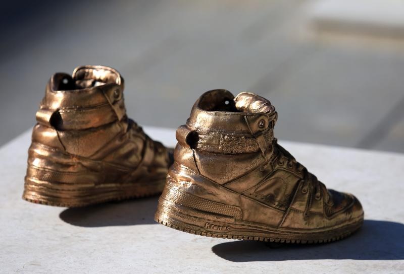 Brončane tenisice Dražena Petrovića postavljene na istoimeni šibenski trg, Foto: Duško Jaramaz/PIXSELL