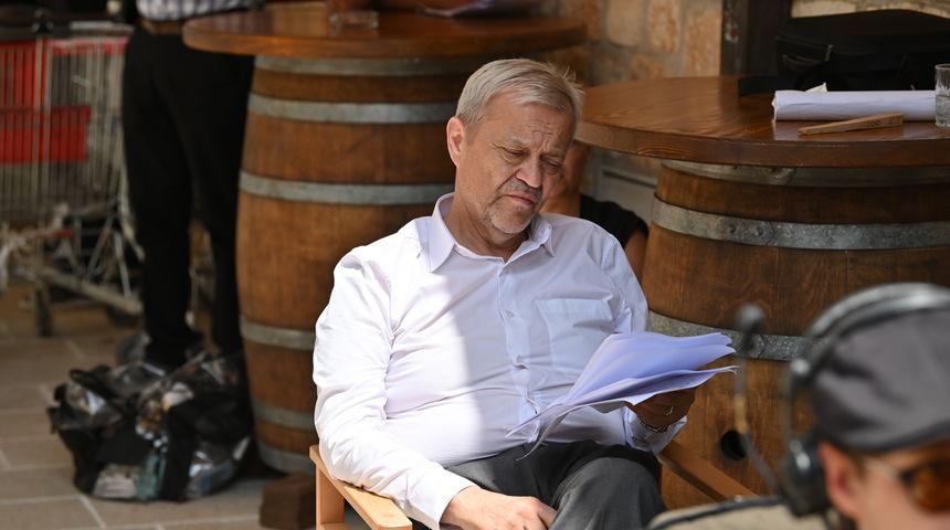 Emir Hadžihafizbegović nedavno proslavio 40 godina karijere, a velikim projektom na RTL-u nastavlja svoj niz očinskih uloga Emir Hadžihafizbegović nedavno proslavio 40 godina karijere, a velikim projektom na RTL-u nastavlja svoj niz očinskih uloga