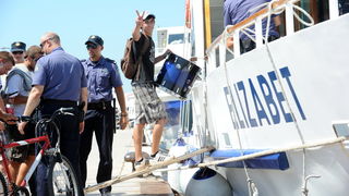 Zadar, 200811.
Navijacka skupina Tornado iz Zadra krenula je brodom na nogometnu utakmicu 5. kola 1. HNL-a u Sibeniku
Foto: Andrija Lucic / CROPIX Zadar, 200811.
Navijacka skupina Tornado iz Zadra krenula je brodom na nogometnu utakmicu 5. kola 1. HNL-a u Sibeniku
Foto: Andrija Lucic / CROPIX