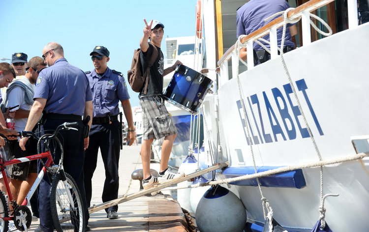 Zadar, 200811.
Navijacka skupina Tornado iz Zadra krenula je brodom na nogometnu utakmicu 5. kola 1. HNL-a u Sibeniku
Foto: Andrija Lucic / CROPIX Zadar, 200811.
Navijacka skupina Tornado iz Zadra krenula je brodom na nogometnu utakmicu 5. kola 1. HNL-a u Sibeniku
Foto: Andrija Lucic / CROPIX