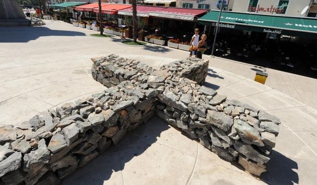 U Vodicama na trgu u samom sredistu grada napravljen kriz od suhozida u spomen na tragicno preminule vatrogasce na otoku Kornatu.