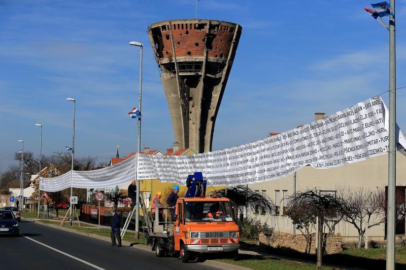Na Mitnici postavljen banner dužine 210 metara s imenima heroja Vukovara, Foto: Davor Javorović/PIXSELL Na Mitnici postavljen banner dužine 210 metara s imenima heroja Vukovara, Foto: Davor Javorović/PIXSELL
