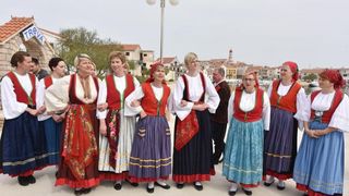 U betinskom brodogradilištu Ante Fržopa svečano je porinut novoizgrađeni tradicionalni murterski brod – leut pod imenom Orlić. Foto: Hrvoje JelavićIPIXSELL