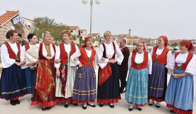 U betinskom brodogradilištu Ante Fržopa svečano je porinut novoizgrađeni tradicionalni murterski brod – leut pod imenom Orlić. Foto: Hrvoje JelavićIPIXSELL