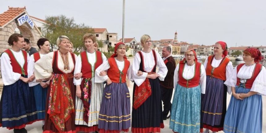 U betinskom brodogradilištu Ante Fržopa svečano je porinut novoizgrađeni tradicionalni murterski brod – leut pod imenom Orlić. Foto: Hrvoje JelavićIPIXSELL U betinskom brodogradilištu Ante Fržopa svečano je porinut novoizgrađeni tradicionalni murterski brod – leut pod imenom Orlić. Foto: Hrvoje JelavićIPIXSELL