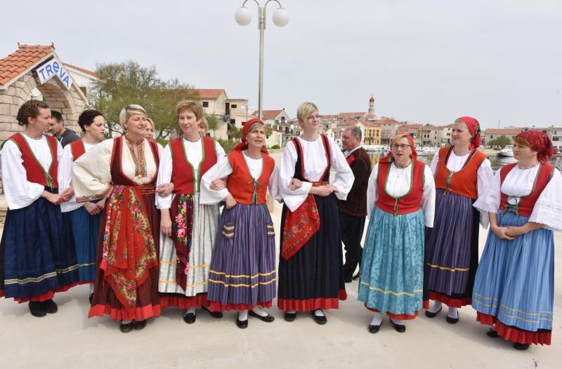 U betinskom brodogradilištu Ante Fržopa svečano je porinut novoizgrađeni tradicionalni murterski brod – leut pod imenom Orlić. Foto: Hrvoje JelavićIPIXSELL