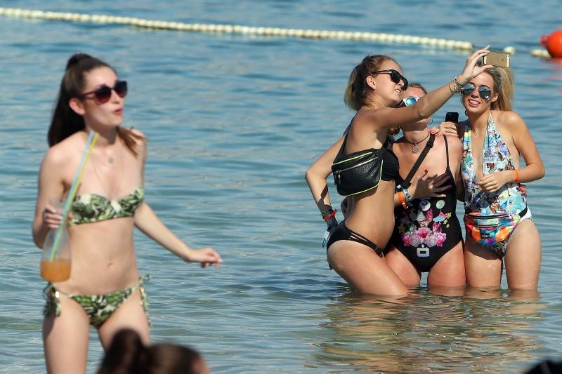 Zrće: Prvi dan Hideout festivala privukao nekoliko tisuća turista, Photo: Dalibor Urukalovic/PIXSELL Zrće: Prvi dan Hideout festivala privukao nekoliko tisuća turista, Photo: Dalibor Urukalovic/PIXSELL