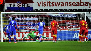 Swansea (Wales), 260313.
Stadion Liberty.
Kvalifikacijska utakmica za Svjetsko prvenstvo u Brazilu 2014. godine, izmedju reprezentacija Walesa i Hrvatske.
Na fotografiji: Stipe Pletikosa prima gol iz kaznenog udarca.
Foto: Boris Kovacev / CROPIX Swansea (Wales), 260313.
Stadion Liberty.
Kvalifikacijska utakmica za Svjetsko prvenstvo u Brazilu 2014. godine, izmedju reprezentacija Walesa i Hrvatske.
Na fotografiji: Stipe Pletikosa prima gol iz kaznenog udarca.
Foto: Boris Kovacev / CROPIX
