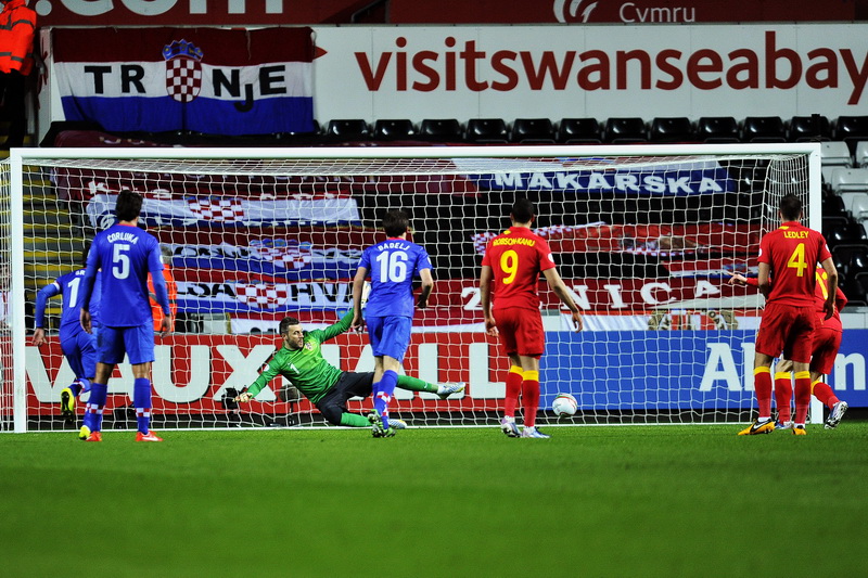 Swansea (Wales), 260313.
Stadion Liberty.
Kvalifikacijska utakmica za Svjetsko prvenstvo u Brazilu 2014. godine, izmedju reprezentacija Walesa i Hrvatske.
Na fotografiji: Stipe Pletikosa prima gol iz kaznenog udarca.
Foto: Boris Kovacev / CROPIX Swansea (Wales), 260313.
Stadion Liberty.
Kvalifikacijska utakmica za Svjetsko prvenstvo u Brazilu 2014. godine, izmedju reprezentacija Walesa i Hrvatske.
Na fotografiji: Stipe Pletikosa prima gol iz kaznenog udarca.
Foto: Boris Kovacev / CROPIX