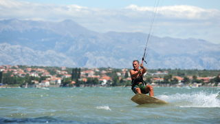 Nin, Zadar, 160712
Kitesurferi su iskoristili vjetrovit dan za uzivanje na plazi Zdrijac kraj Nina gdje se inace nalazi i kitesurfing skola.
Foto: Luka Gerlanc / CROPIX