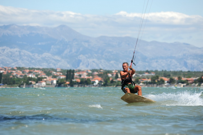 Nin, Zadar, 160712
Kitesurferi su iskoristili vjetrovit dan za uzivanje na plazi Zdrijac kraj Nina gdje se inace nalazi i kitesurfing skola.
Foto: Luka Gerlanc / CROPIX