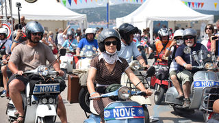 Spektakularni defile vespaša, foto: Vinko Pešić Spektakularni defile vespaša, foto: Vinko Pešić