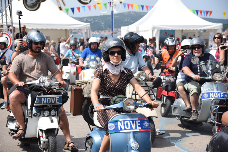 Spektakularni defile vespaša, foto: Vinko Pešić Spektakularni defile vespaša, foto: Vinko Pešić