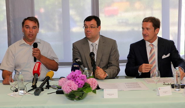 Starigrad, 060811. Ministar turizma Damir Bajs sa suradnicima u hotelu Alan u Starigradu odrzao je konferenciju za novinare na temu turistickih rezultata u prvih 7 mjeseci ove godine. Na slici: Krsto Ramic nacelnik opcine Starigrad, Damir Bajs, Niko Bulic