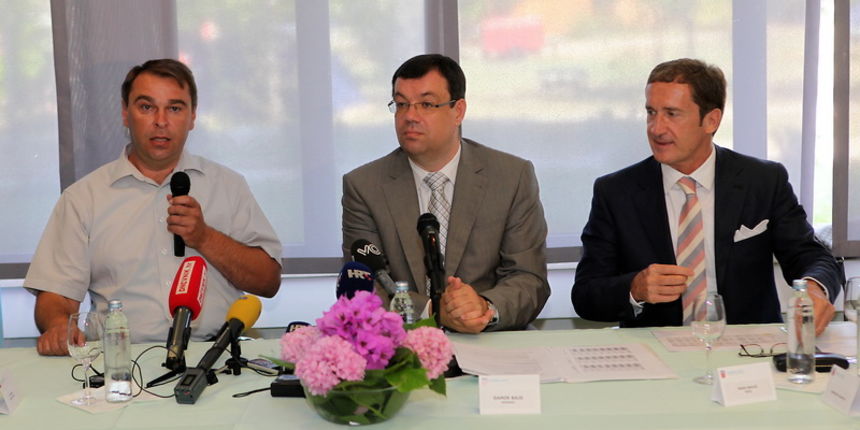 Starigrad, 060811. Ministar turizma Damir Bajs sa suradnicima u hotelu Alan u Starigradu odrzao je konferenciju za novinare na temu turistickih rezultata u prvih 7 mjeseci ove godine. Na slici: Krsto Ramic nacelnik opcine Starigrad, Damir Bajs, Niko Bulic Starigrad, 060811. Ministar turizma Damir Bajs sa suradnicima u hotelu Alan u Starigradu odrzao je konferenciju za novinare na temu turistickih rezultata u prvih 7 mjeseci ove godine. Na slici: Krsto Ramic nacelnik opcine Starigrad, Damir Bajs, Niko Bulic