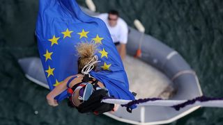 30.06.2013., Zadar – Povodom ulaska Republike Hrvatske u Europsku uniju mladic i djevojka skocili su s Maslenickog mosta sa zastavom Europske unije, dok je mladi Britanac skocio sa hrvatskom zastavom. Photo: Filip Brala/PIXSELL Autor  Filip Brala/PIXSEL