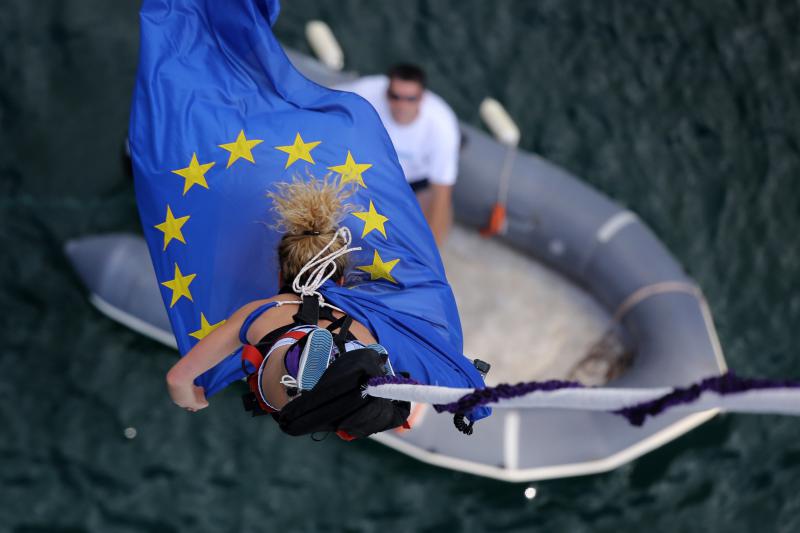 30.06.2013., Zadar – Povodom ulaska Republike Hrvatske u Europsku uniju mladic i djevojka skocili su s Maslenickog mosta sa zastavom Europske unije, dok je mladi Britanac skocio sa hrvatskom zastavom. Photo: Filip Brala/PIXSELL Autor  Filip Brala/PIXSEL