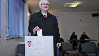 Zagreb, 100110.
Palmoticeva 30.
Drugi krug predsjednickih izbora 2010. u kojem gradjani biraju izmedju Ive Josipovica i Milana Bandica.
Na slici: Ivo Josipovic, predsjednicki kandidat obavio je svoju gradjansku duznost te glasao oko 09.30.
Foto: Vjekoslav
