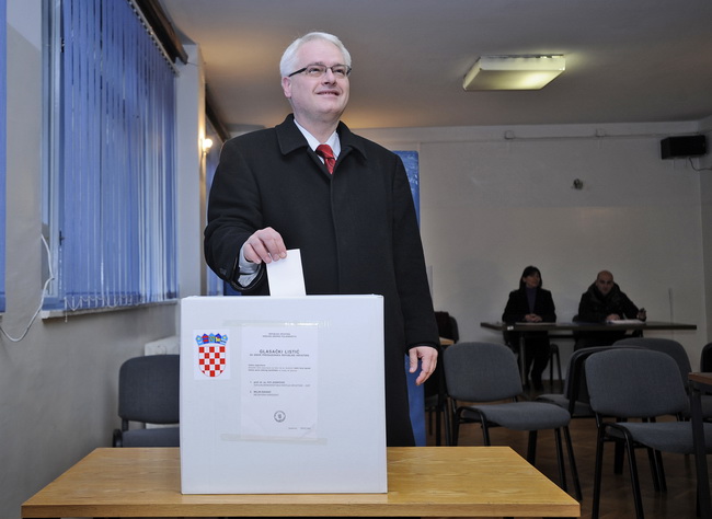 Zagreb, 100110.
Palmoticeva 30.
Drugi krug predsjednickih izbora 2010. u kojem gradjani biraju izmedju Ive Josipovica i Milana Bandica.
Na slici: Ivo Josipovic, predsjednicki kandidat obavio je svoju gradjansku duznost te glasao oko 09.30.
Foto: Vjekoslav