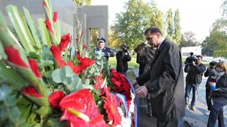 08.10.2013., Zagreb – U povodu Dana neovisnosti na groblju Mirogoju polozeni su zajednicki vijenci predsjednika Republike Hrvatske, predsjednika Hrvatskoga sabora, predsjednika Vlade RH, izaslanstva Oruzanih snaga i izaslanstvo Ravnateljstva policije. U p